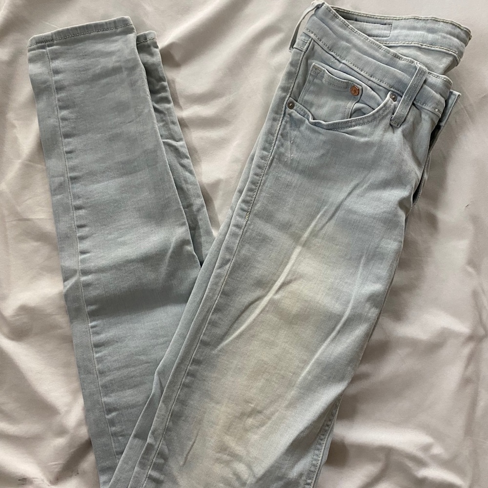 low waisted light wash skinny jeans 👖